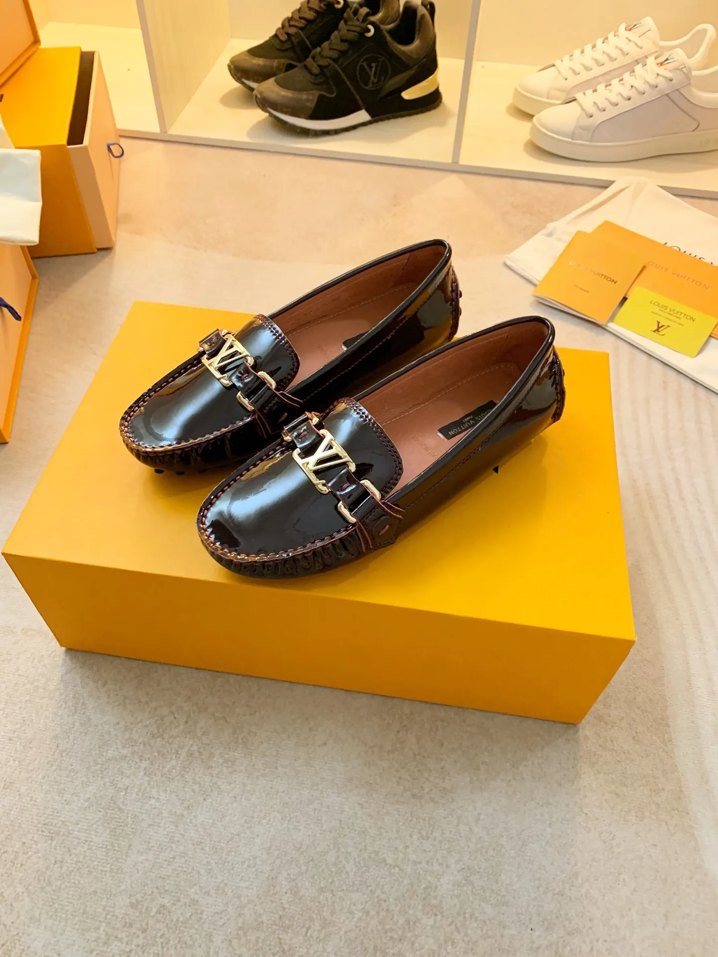 p460💰Couple model❤️🇫🇷 𝙇𝙤𝙪𝙞𝙨 𝙑𝙪𝙞𝙩𝙩𝙤𝙣 🇫🇷Louis Vuitton 2023 Classic𝓛𝓿 𝓣𝓻𝓪𝓲𝓷𝓮𝓻 Sports Series ➪➪➪¯ [Arizona Doudou Shoes Series] ▪️▪️▪️Arizona slip-on shoes are made of Monogram Eclipse canvas. Its hand-painted and dyed edges and hand-sewn uppers fully demonstrate Louis Vuitton's traditional shoemaking craftsmanship. This slip-on shoe is very lightweight. The integrated tongue and upper make it particularly comfortable and flexible. The soft outsole is equipped with rubber padding. Decorated with matching sash. Detailed features: ☑️Monogram Eclipse canvas ☑️Black Eclipse pattern ☑️Hand-painted shoe edges ☑️Hand-sewn uppers (each pair takes time to process) ☑️Integrated tongue and upper construction ☑️Outsole equipped with rubber lining ☑️size: 35_46